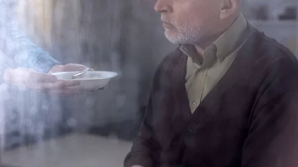 Gönüllü Gıda Ile Ihtiyaç Plaka Yaşlı Adam Vererek Yalnız Depresif — Stok fotoğraf
