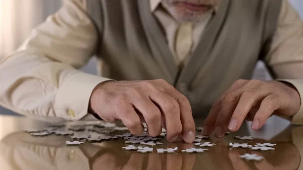 Male Pensioner Assembling Jigsaw Puzzle Home Alzheimer Rehabilitation Hobby — Stock Photo, Image