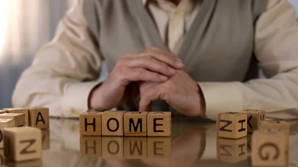 Alter Mann Bastelt Worthaus Aus Holzwürfeln Auf Tisch Alzheimer Therapie — Stockfoto