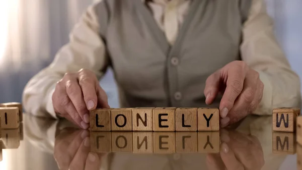 Masa Üzerinde Ahşap Küpler Yalnız Kelime Yapma Kırışık Emeklici Hemşirelik — Stok fotoğraf