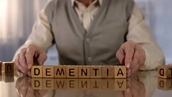 Öregember Hogy Szó Demencia Fából Készült Kocka Asztalra Agyi Betegség — Stock Fotó