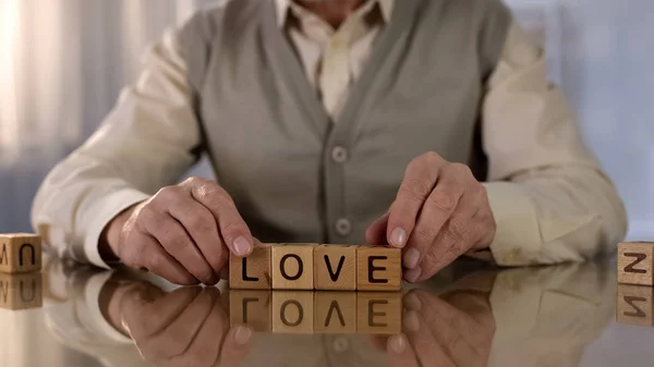 Starší Muž Který Dělá Slovo Láskou Dřevěnému Kostku Stole Nemoc — Stock fotografie