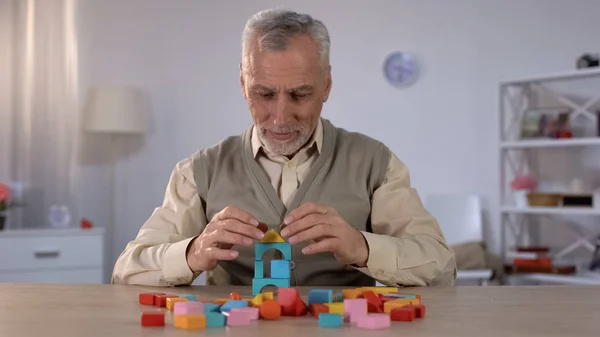 Homem Velho Positivo Jogando Com Cubos Madeira Treinamento Cognitivo Alzheimer — Fotografia de Stock