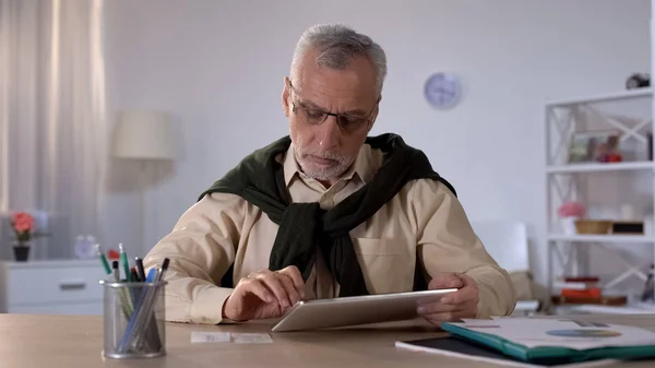 Old Man Entering Data Checks Tablet Counting Budget Savings — Stock Photo, Image