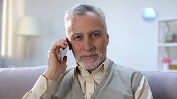 Šťastný Starý Muž Dostává Dobré Zprávy Mobilu Levném Mobilním Poskytovateli — Stock fotografie