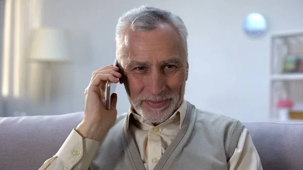 Щасливий Пенсіонер Розмовляє Телефону Близькими Родичами Дешевий Мобільний Провайдер — стокове фото