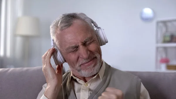 Hombre Viejo Positivo Auriculares Escuchando Canciones Rock Heavy Metal Desde — Foto de Stock