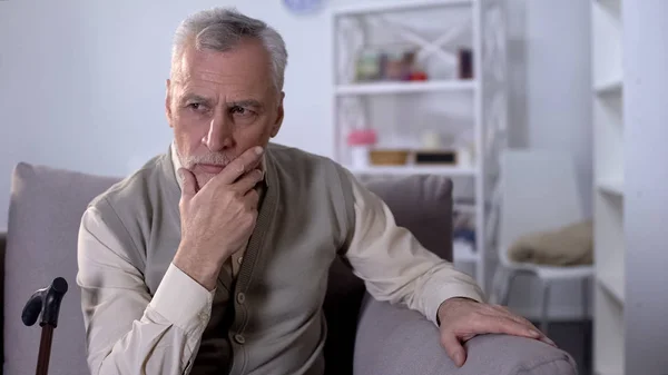 Zdenerwowany Stary Człowiek Siedzi Kanapie Myśląc Nad Problemami Zdrowotnymi Niskie — Zdjęcie stockowe