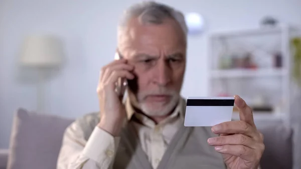 Zirytowany Stary Człowiek Rozmawia Przez Telefon Usługi Wsparcia Bankowego Karty — Zdjęcie stockowe