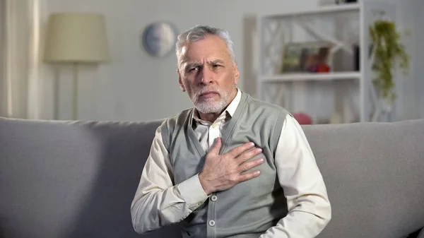 Homem Idoso Que Sofre Dor Cardíaca Tórax Comovente Risco Enfarte — Fotografia de Stock