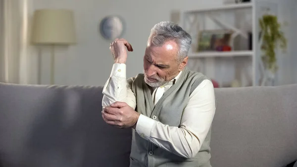 Пожилой Мужчина Страдает Боли Локте Ревматизма Болезненной Старой Травмы — стоковое фото