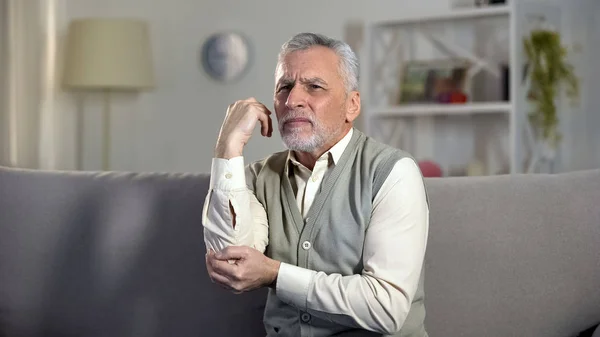 Vieil Homme Ressent Une Douleur Aiguë Coude Des Symptômes Arthrite — Photo