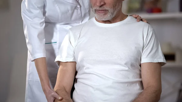 Médico Segurando Mão Dos Pensionistas Ajudando Reabilitar Após Doença Recuperação — Fotografia de Stock