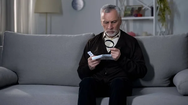 Öregember Olvasási Utasítást Tabletták Nagyító Kezelése Látáskárosodás — Stock Fotó