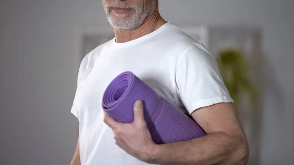 Pensionista Sosteniendo Alfombra Yoga Concepto Entrenamientos Estilo Vida Saludable Vejez —  Fotos de Stock