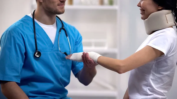 Traumatólogo Sosteniendo Las Damas Mano Una Envoltura Elástica Coqueteando Con — Foto de Stock