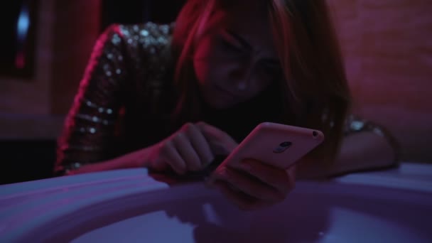 Mujer borracha sintiendo náuseas usando el teléfono en el cuarto de baño del club nocturno, llamando al taxi — Vídeos de Stock