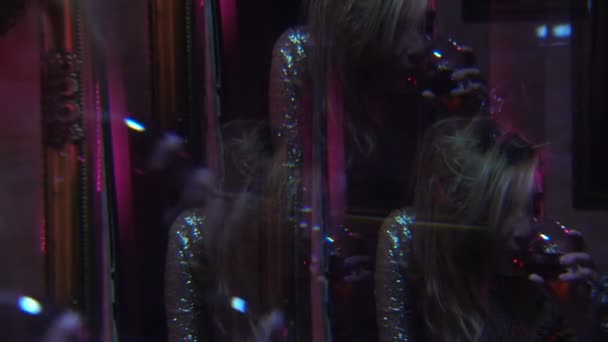 Femme ivre buvant du vin devant le miroir, soirée discothèque, style de vie — Video