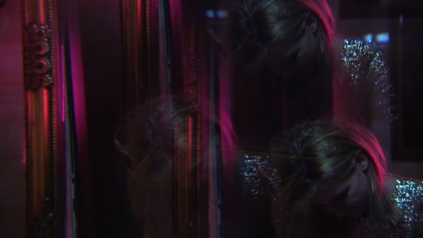 Nietrzeźwe kobiece wymioty przed lustrem w klubie nocnym party, uzależnienie — Wideo stockowe