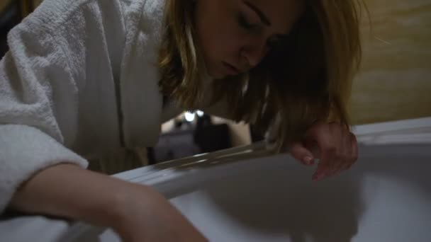 女性浴袍在家中呕吐,妊娠症状,中毒问题 — 图库视频影像