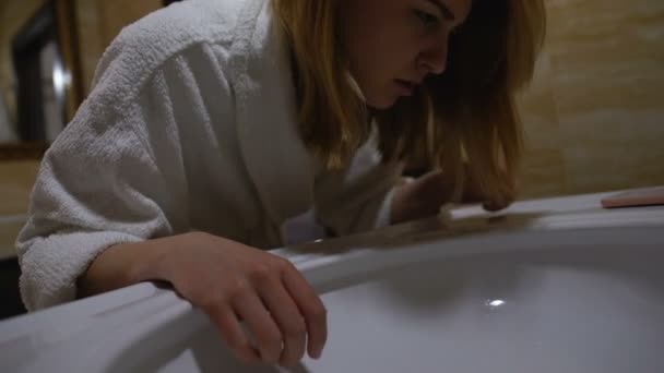Feminino na sala de banho sentindo náuseas chamando ambulância, problema de saúde, envenenamento — Vídeo de Stock