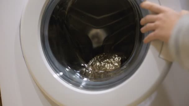 Hand van vrouw het nemen van schone jurk van wasmachine, Wasserij, close-up — Stockvideo