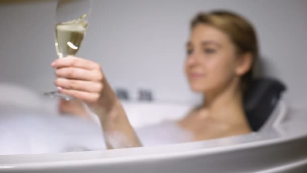 Elegante dama bebiendo champán en baño con burbujas de espuma, relajante y relajante — Vídeos de Stock