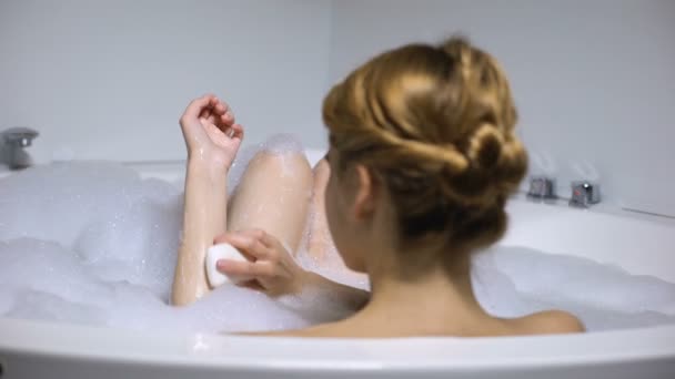 Donna in bagno lavaggio corpo con sapone detergente, procedura di bellezza, vista posteriore — Video Stock