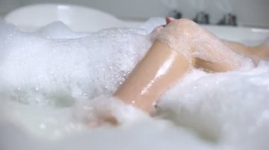 Köpük kabarcıklar, gevşeme, cilt bakımı ile girdap banyo zevk Kadın