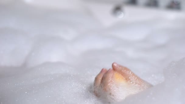 Bomba da bagno a mano femminile, cura del corpo aromatica con oli essenziali, primo piano — Video Stock