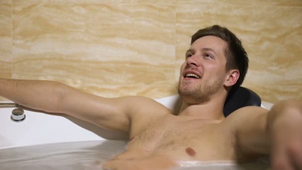 Mann hat Spaß beim Tauchen unter Wasser im Bad, beim Ausruhen und Entspannen — Stockvideo