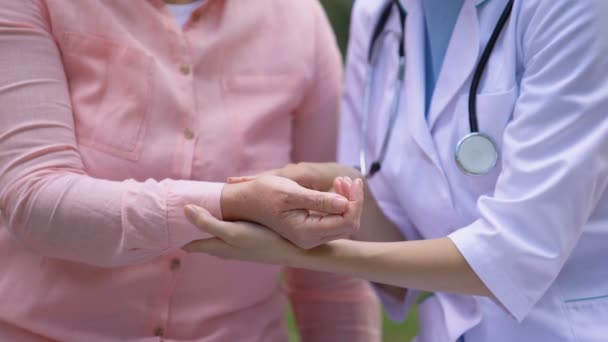 Ziekenhuis verpleegkundige meten van leeftijd patiënt Pulse met de hand, gezondheid checkup, kliniek — Stockvideo