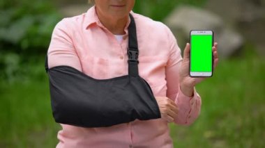 Üst düzey kadın omuz immobilizing akıllı telefon yeşil ekran gösteren askı giyen