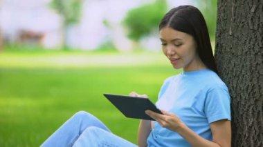 Çekici freelancer kaydırma tablet görüntüleri, çalışma parkı, online uygulama