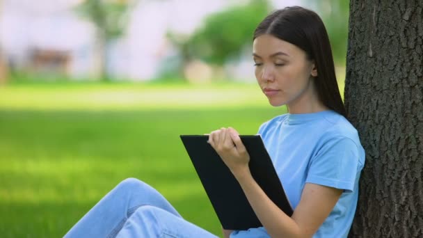 Artista feminina criativa desenho ao ar livre, estudante universitário projeto de trabalho — Vídeo de Stock