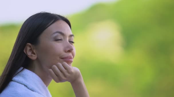 Asijská samice požívající čerstvý vzduch venku, poklidná Odpočívej, venkovská relaxace — Stock video