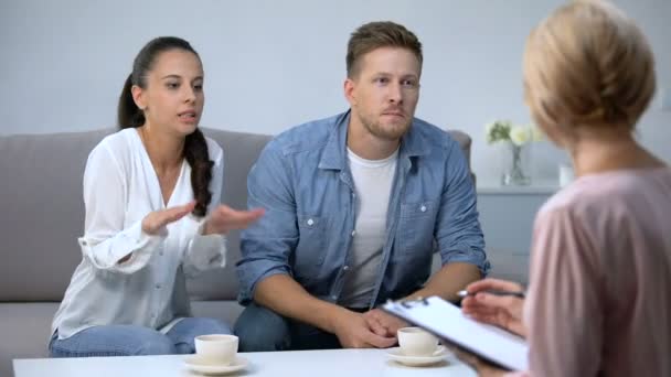心理学者とのセラピーセッションで議論するカップル、家族の誤解 — ストック動画