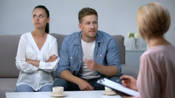 Homme nerveux blâmant sa femme à l'accueil psychologue, risque de divorce, problème — Video