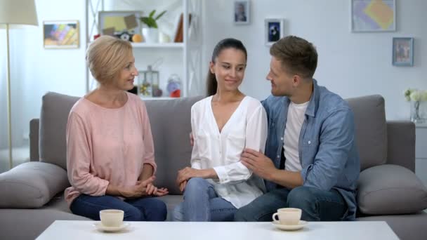 Par som visar förlovningsring till blivande svärmor, lyckliga familjerelationer — Stockvideo
