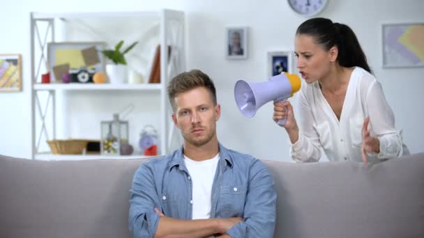 Mulher com megafone gritando no homem em casa, casamento mal sucedido, conflito — Vídeo de Stock