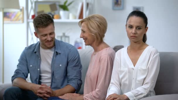 Ehemann spricht mit Mutter zu Hause, achtet nicht auf beleidigte Frau — Stockvideo