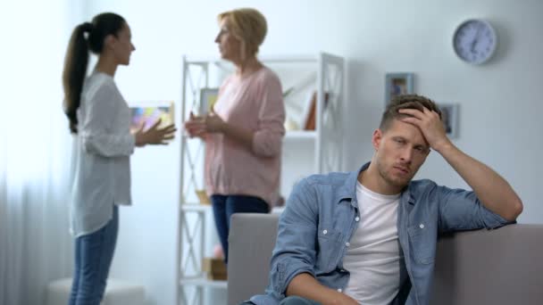 精疲力竭的男性听妻子和岳母在家里争论，竞争 — 图库视频影像
