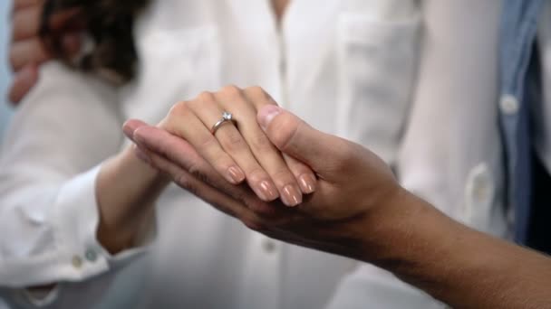 Hombre tiernamente sosteniendo mano prometida con anillo de compromiso, futura familia, amor — Vídeos de Stock