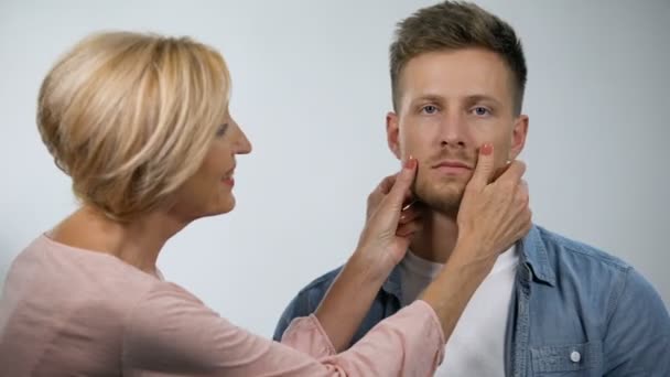 母親が頬をつまむ大人の息子、自立生活問題概念 — ストック動画
