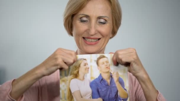Tevreden moeder tranen jong stel foto, interferentie in relatie — Stockvideo