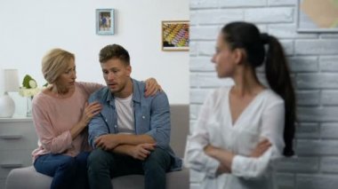 Rahatsız edilen karısı gizlice kavga dan sonra kayınvalide teselli kocası izliyor