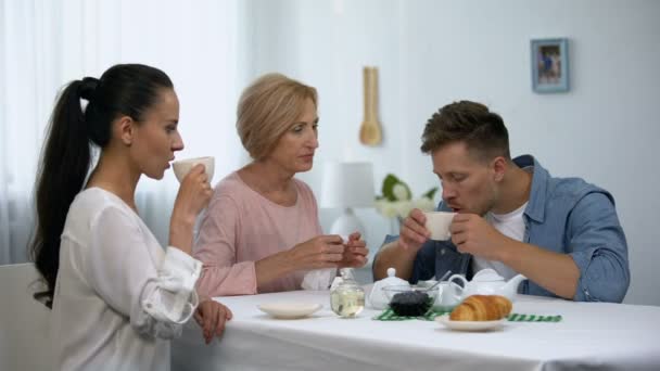 Épouse choquée regardant la belle-mère essuyant la bouche des maris pendant la fête de tee-shirt — Video
