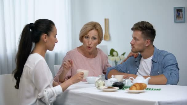 Ernstige moeder onderwijzen dochter-in-Law te gedragen, Sissy jongen, familierelaties — Stockvideo