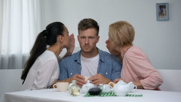 Vrouw en schoonmoeder in ruzie Whispering man op oor, familie confrontatie — Stockvideo