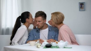 Adam dinleyen karısı ve kayınvalidesi kulağına fısıldıyor, anne tavsiyelerini seçiyor